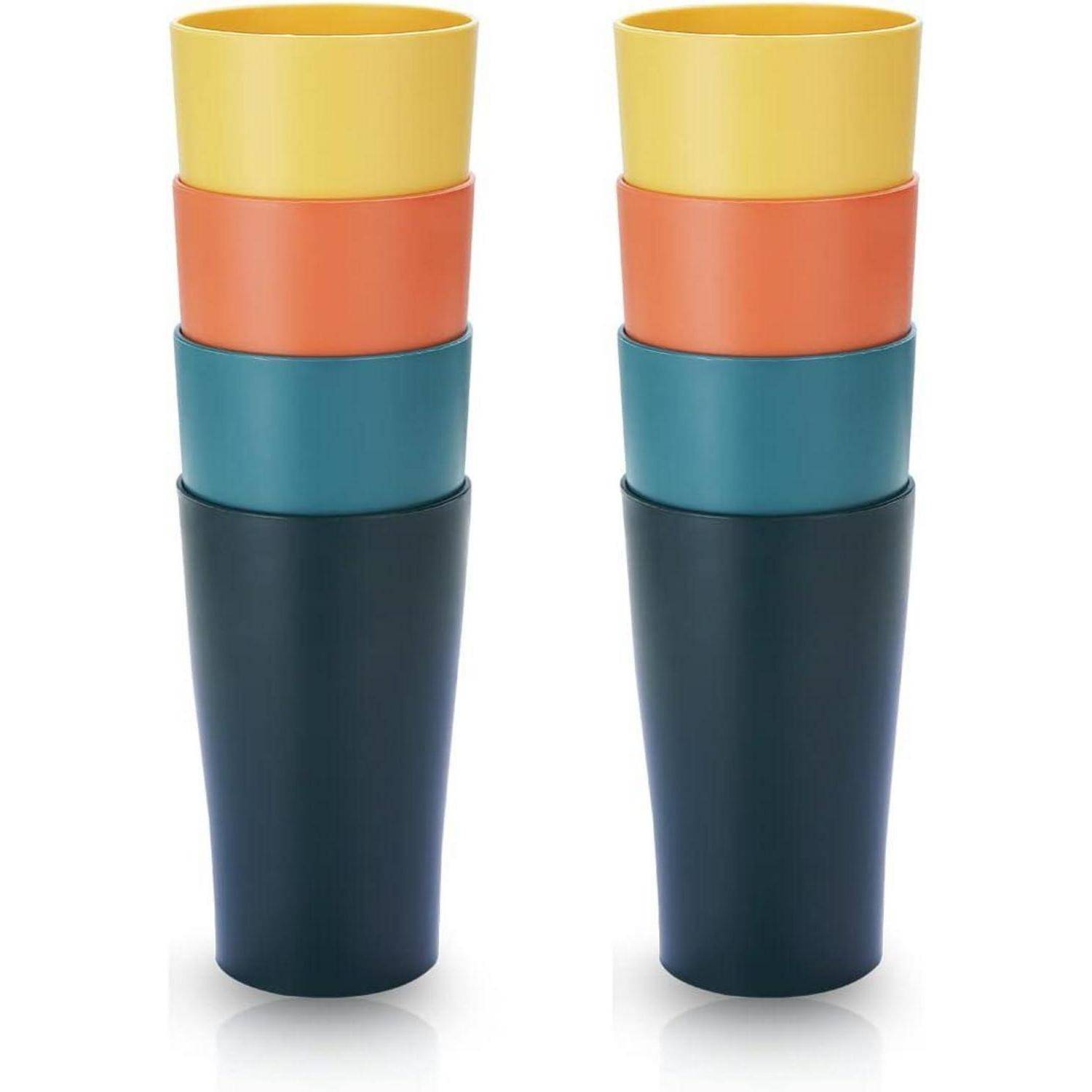 Zwei Stapel bunter Becher: gelb, orange, blau und schwarz, in absteigender Größe angeordnet, vermitteln ein modernes, minimalistisches Design.