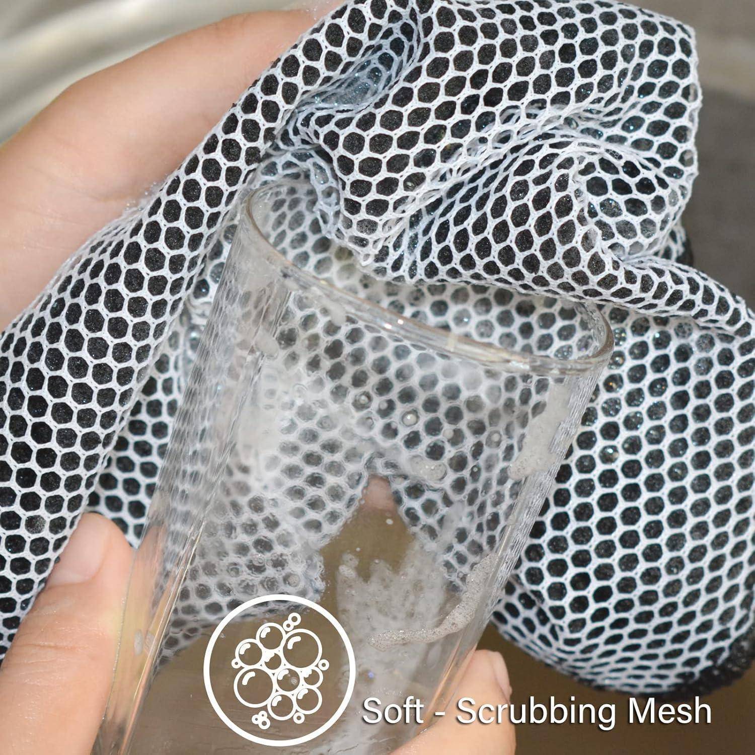 Eine Hand schrubbt eine Glasschale mit einem weißen Netzstoff, der mit 