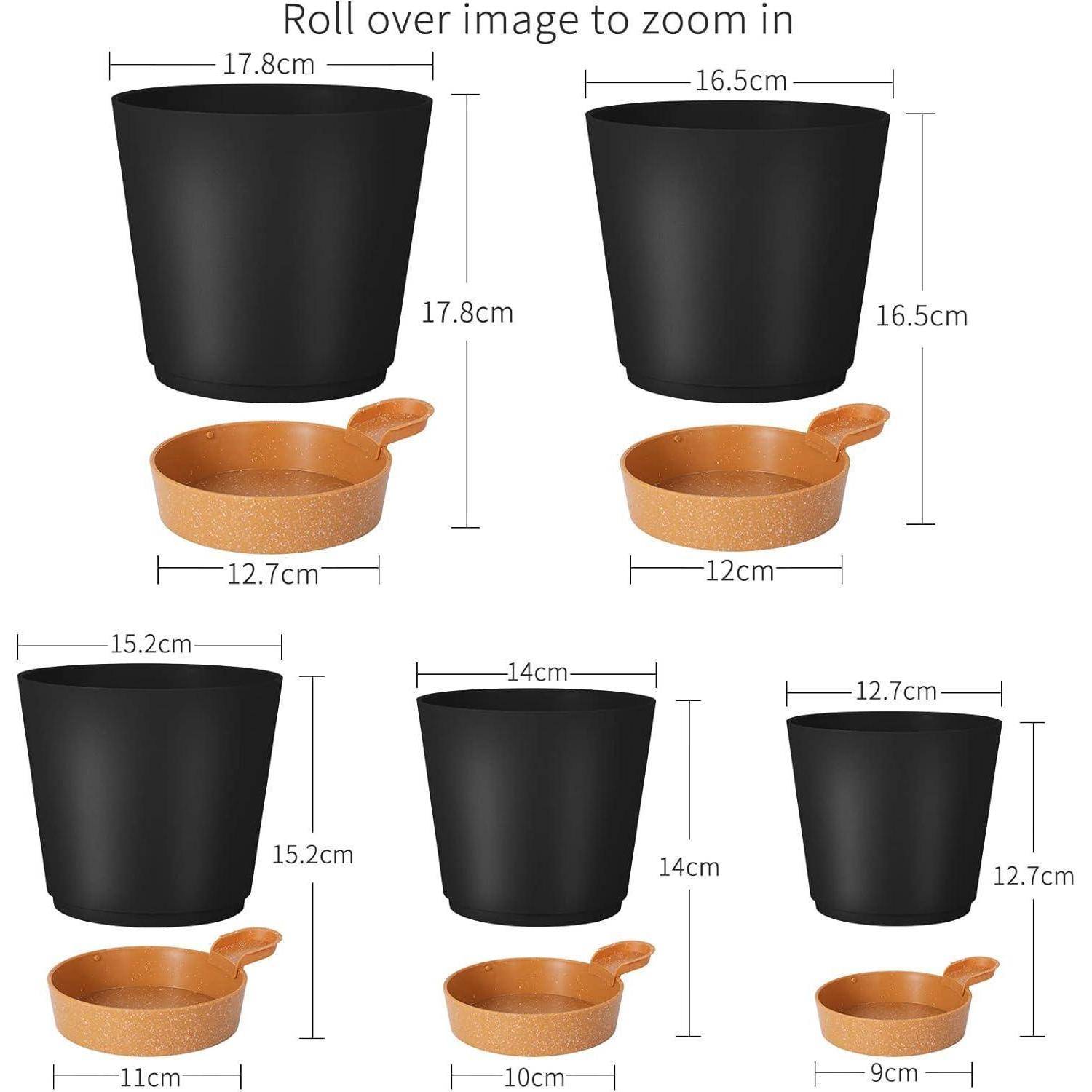 Bild zeigt drei schwarze Töpfe in verschiedenen Größen mit passenden braunen Untertassen. Die Abmessungen sind über jedem Topf und Untertasse beschriftet.