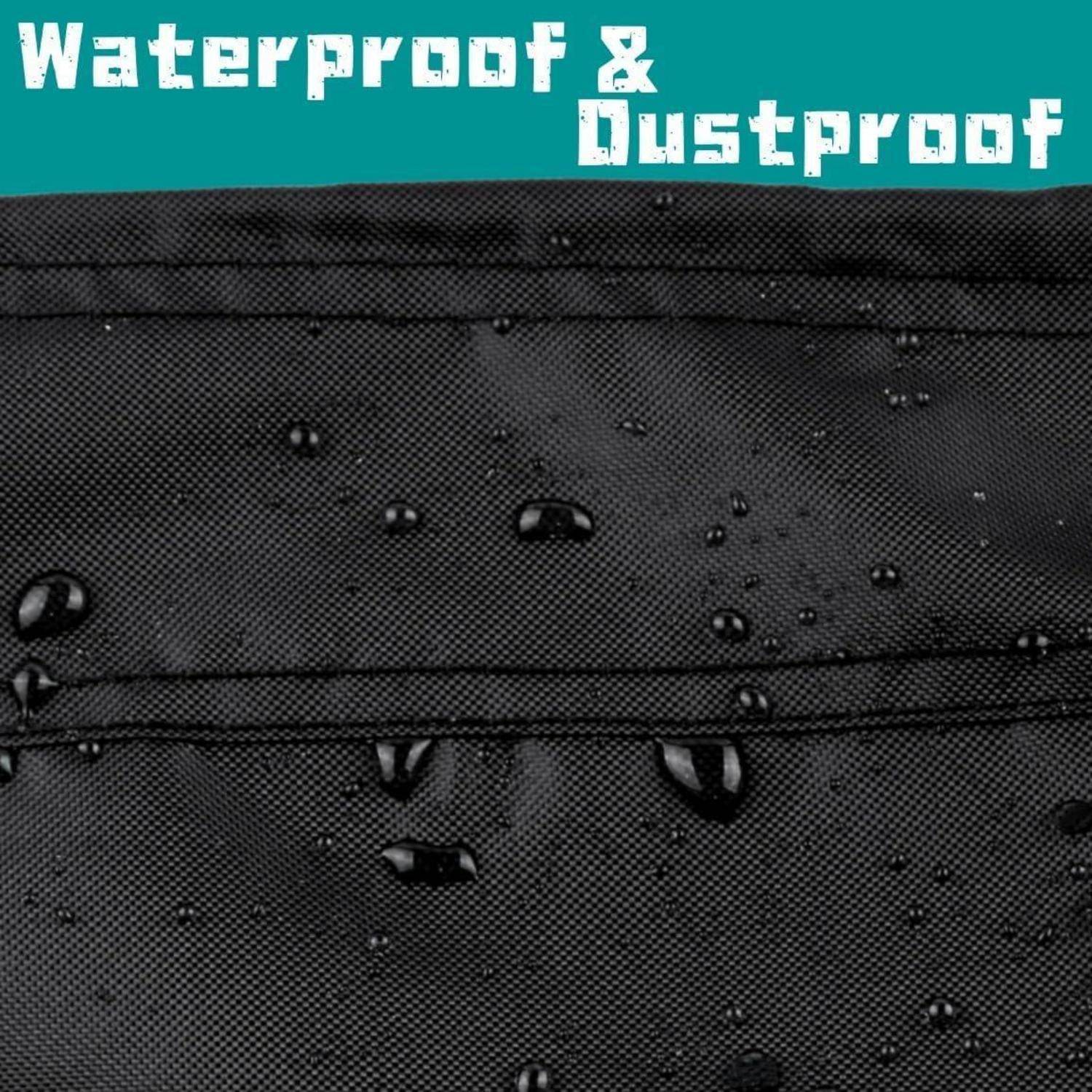 Eine Nahaufnahme eines schwarzen Stoffes mit Wassertropfen, die seine wasser- und staubabweisenden Eigenschaften demonstrieren. Text lautet: „Wasserdicht & Staubdicht