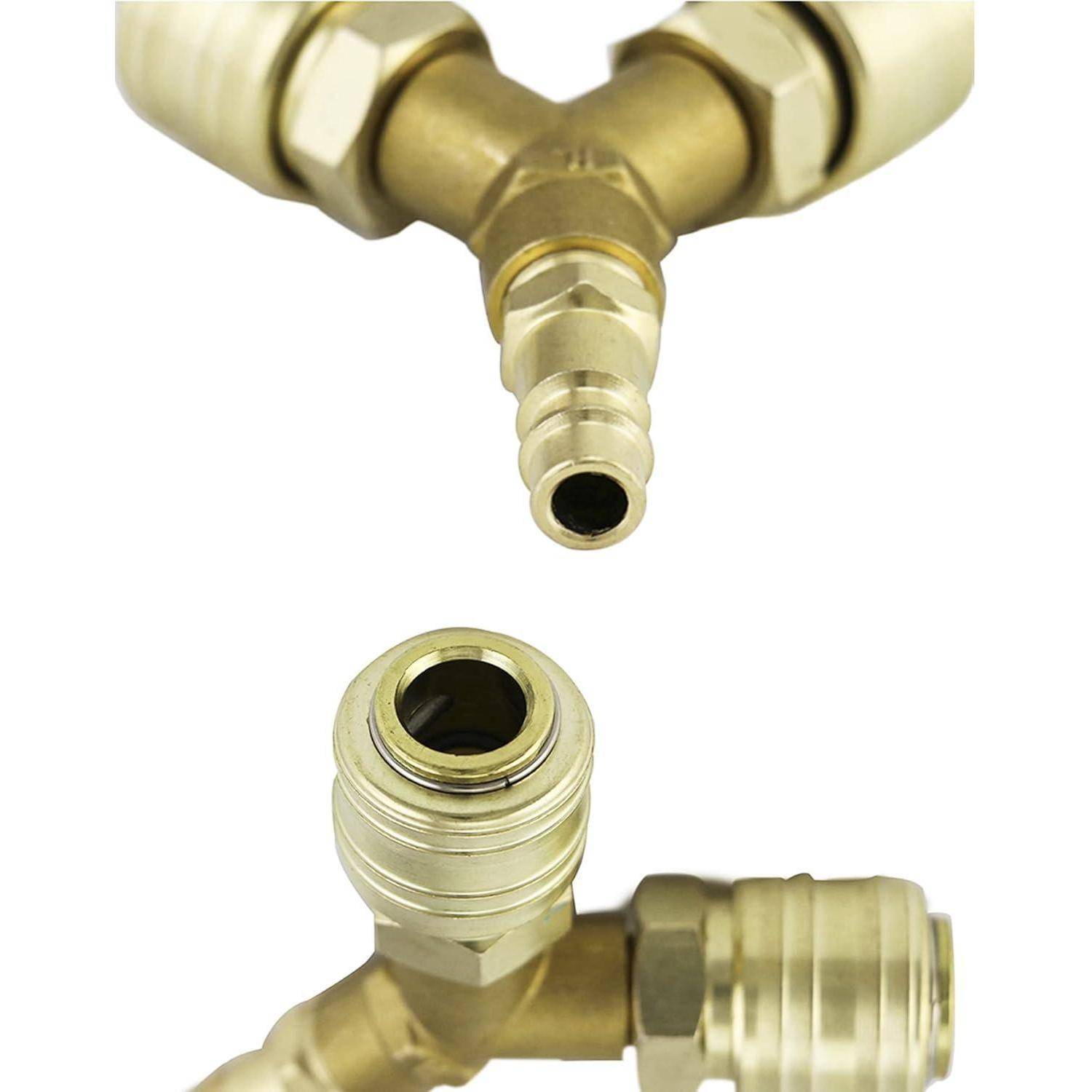 Nahaufnahme von zwei Messinganschlüssen. Eine zeigt einen weiblichen Stecker mit Innengewinde, der andere ist ein männlicher Stecker mit einer erhabenen, gerillten Struktur.