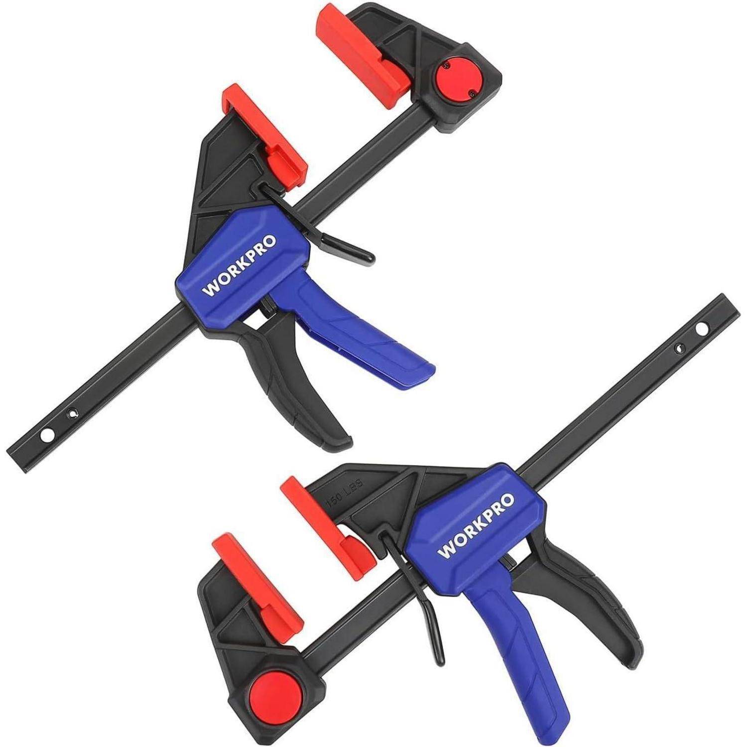 Zwei verstellbare Schraubzwingen, mit dem Etikett 'Workpro', mit blauen und schwarzen Griffen und roten Klemmpolstern.