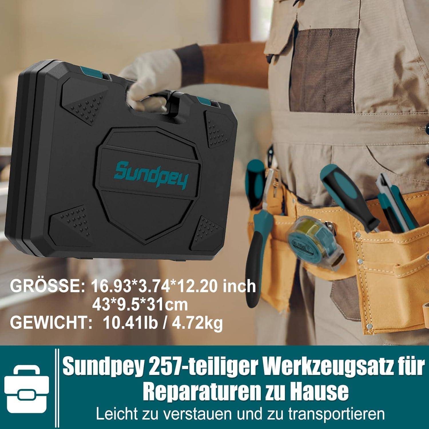Eine Person in Arbeitskleidung hält eine schwarze Sundpey Werkzeugbox. Der Text beschreibt die Abmessungen und bewirbt sie als Heimwerker-Werkzeugset.