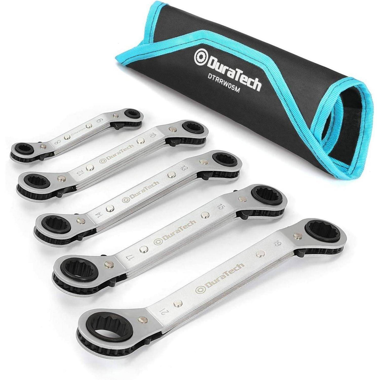 Ein Set aus fünf Duratech Knarrenschlüsseln in aufsteigender Größenreihenfolge, neben einer schwarzen und blauen Tragetasche mit dem Markenmotiv präsentiert.
