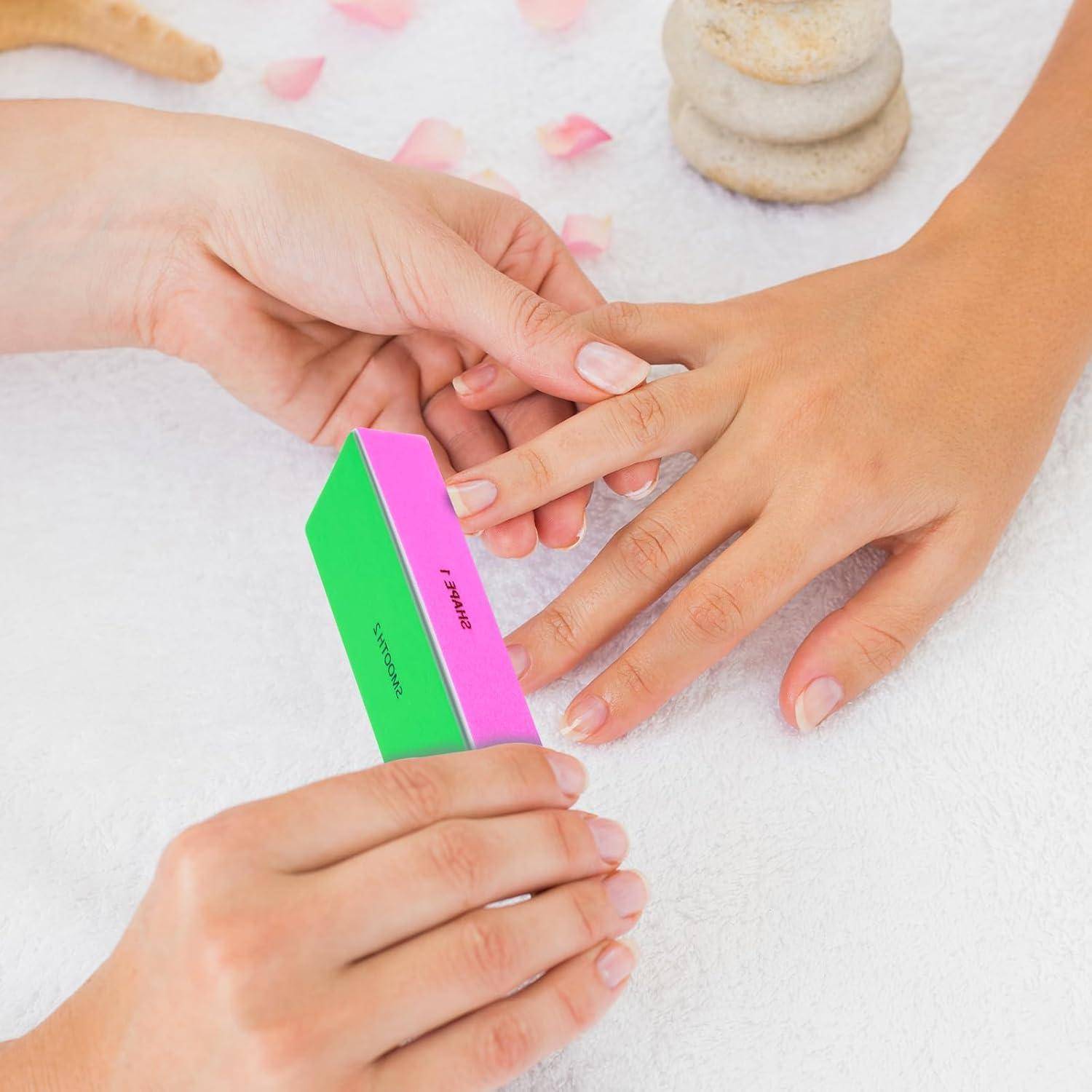 Eine Hand verwendet einen rosa-grünen Nagelpolierer, um die Nägel einer anderen Person auf einer weißen Oberfläche zu polieren, umgeben von verstreuten rosa Blütenblättern.