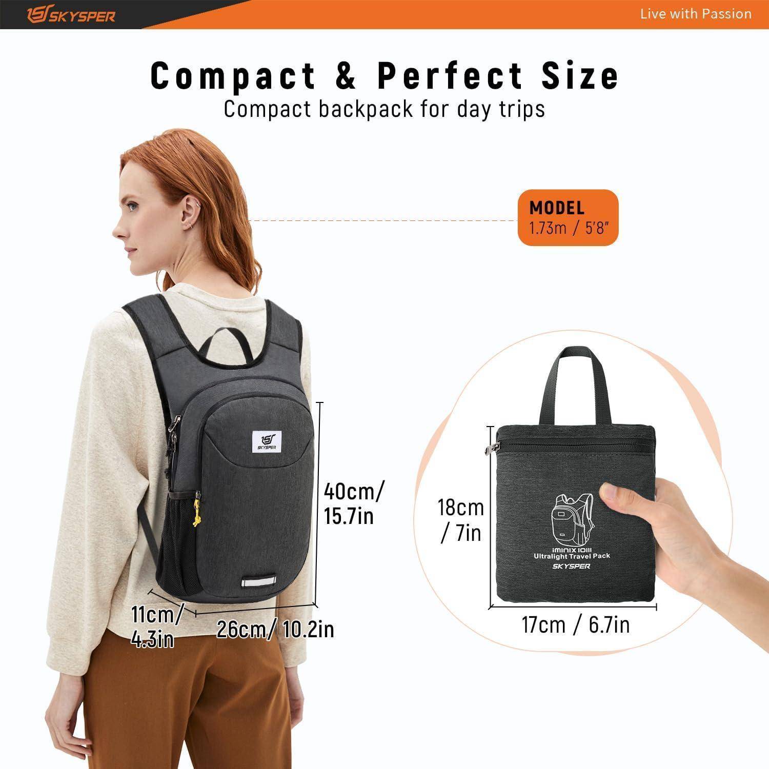 Eine Person trägt einen kompakten schwarzen Rucksack, ideal für Tagesausflüge. Die Abmessungen betragen 40 cm in der Höhe, 26 cm in der Breite und 11 cm in der Tiefe. Modelgröße: 1,73 m.