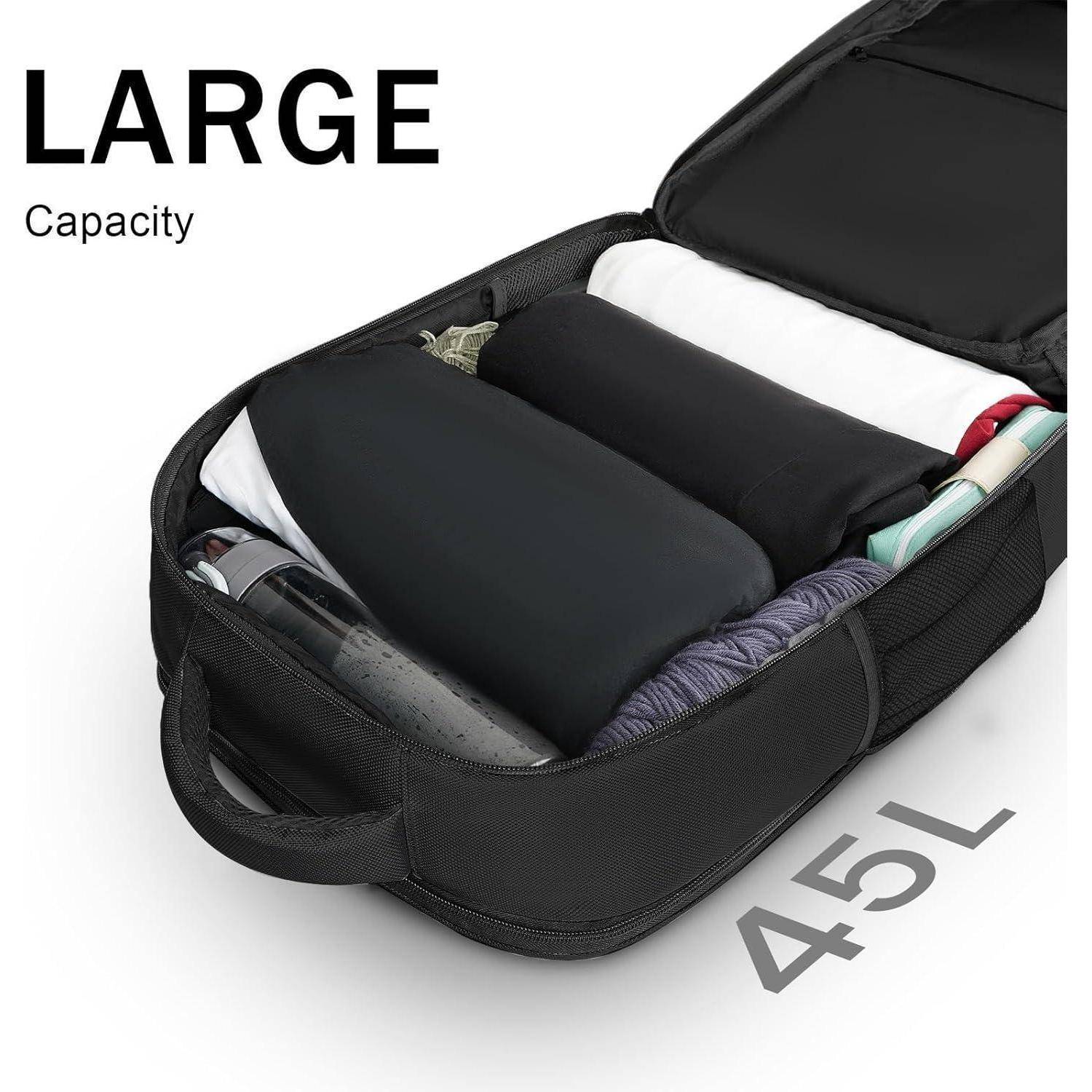 Geöffnete Reisetasche mit ordentlich gepackten Kleidungsstücken und Gegenständen, mit der Aufschrift 