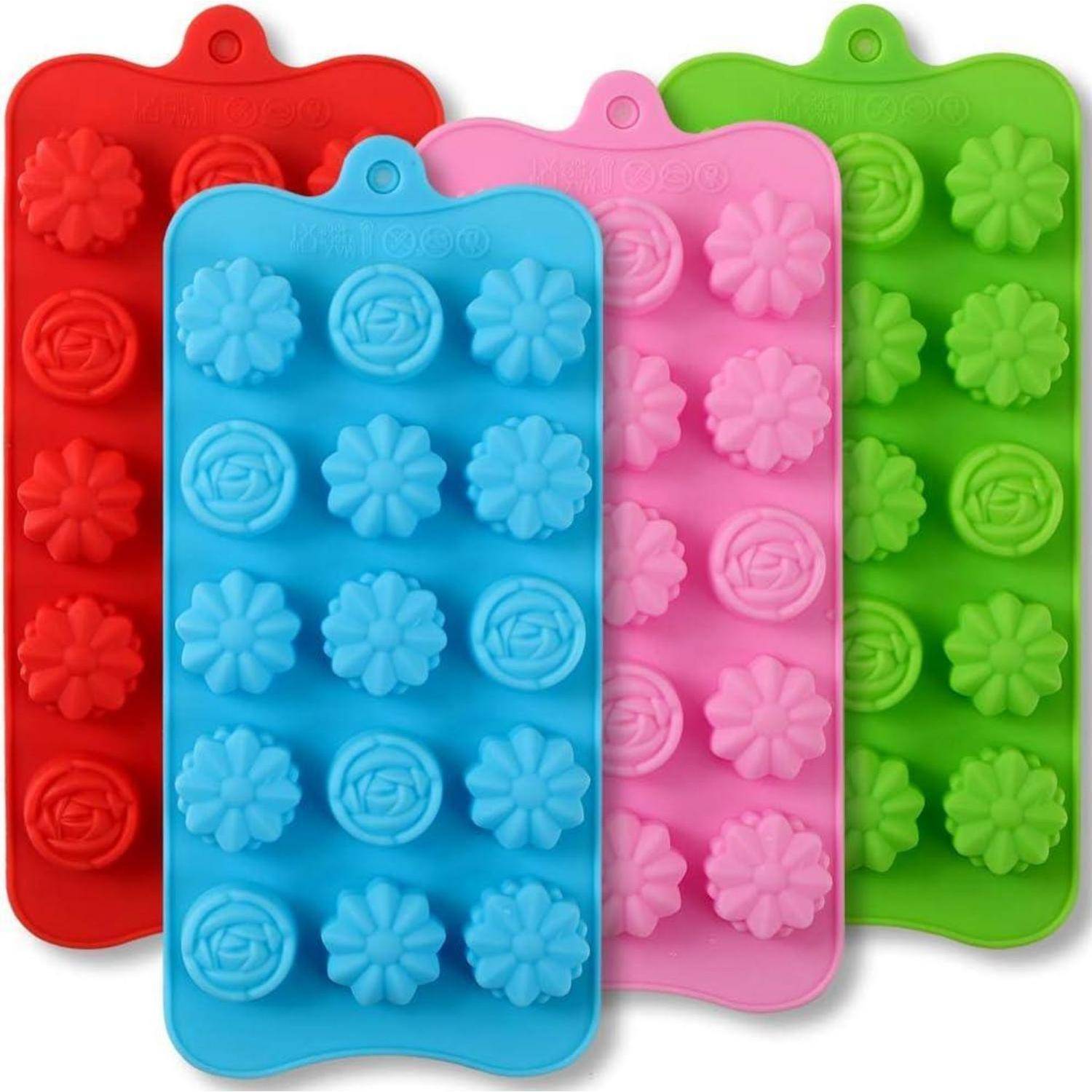 Rote, blaue, rosa und grüne Silikonbackformen, jeweils mit Blumenmustern, verwendet zum Formen von Kuchen oder Gebäck.