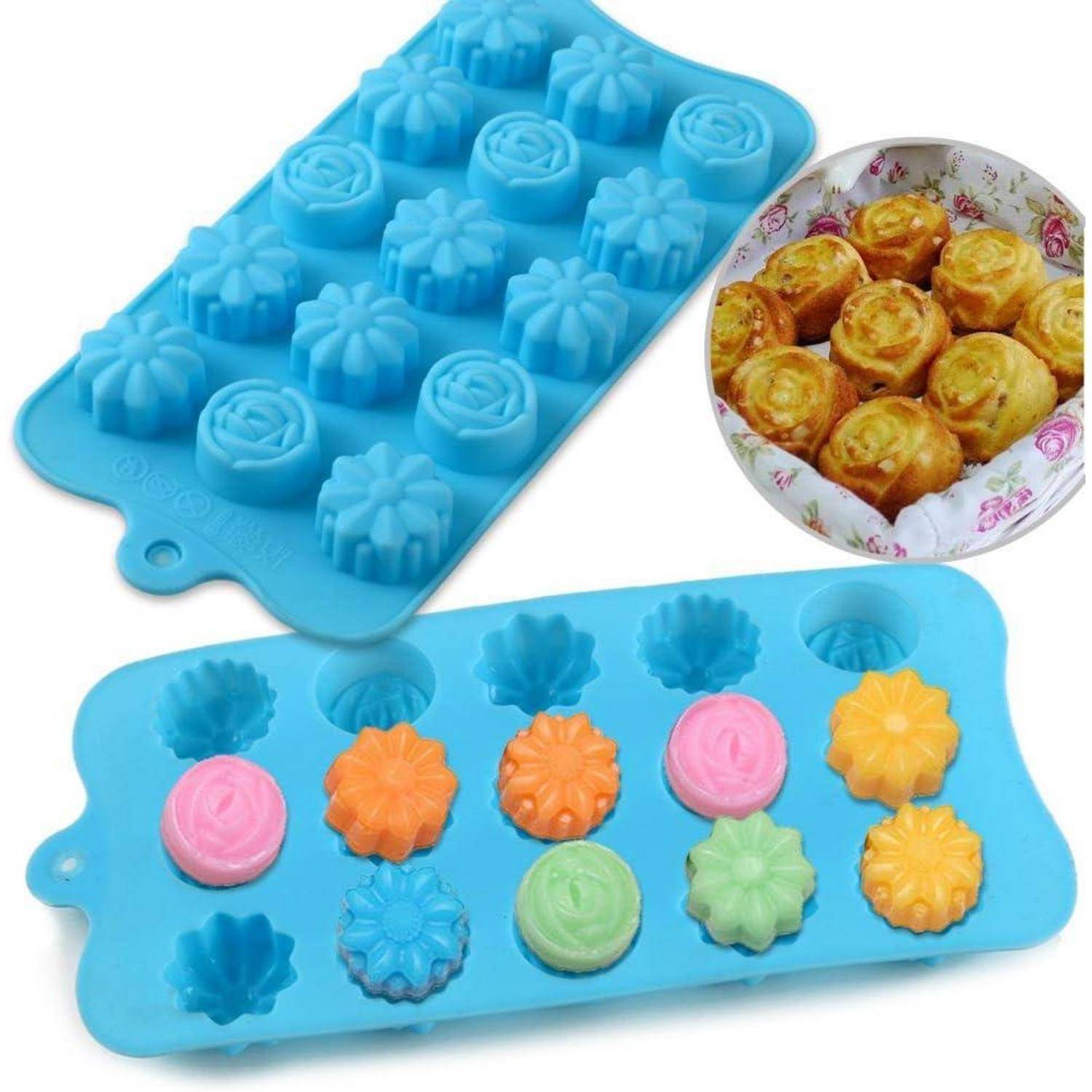 Blaue Silikonform zum Backen mit Blumen- und geometrischen Formen, neben einer Schale mit gebackenen Waren, die die Muster der Form zeigen.