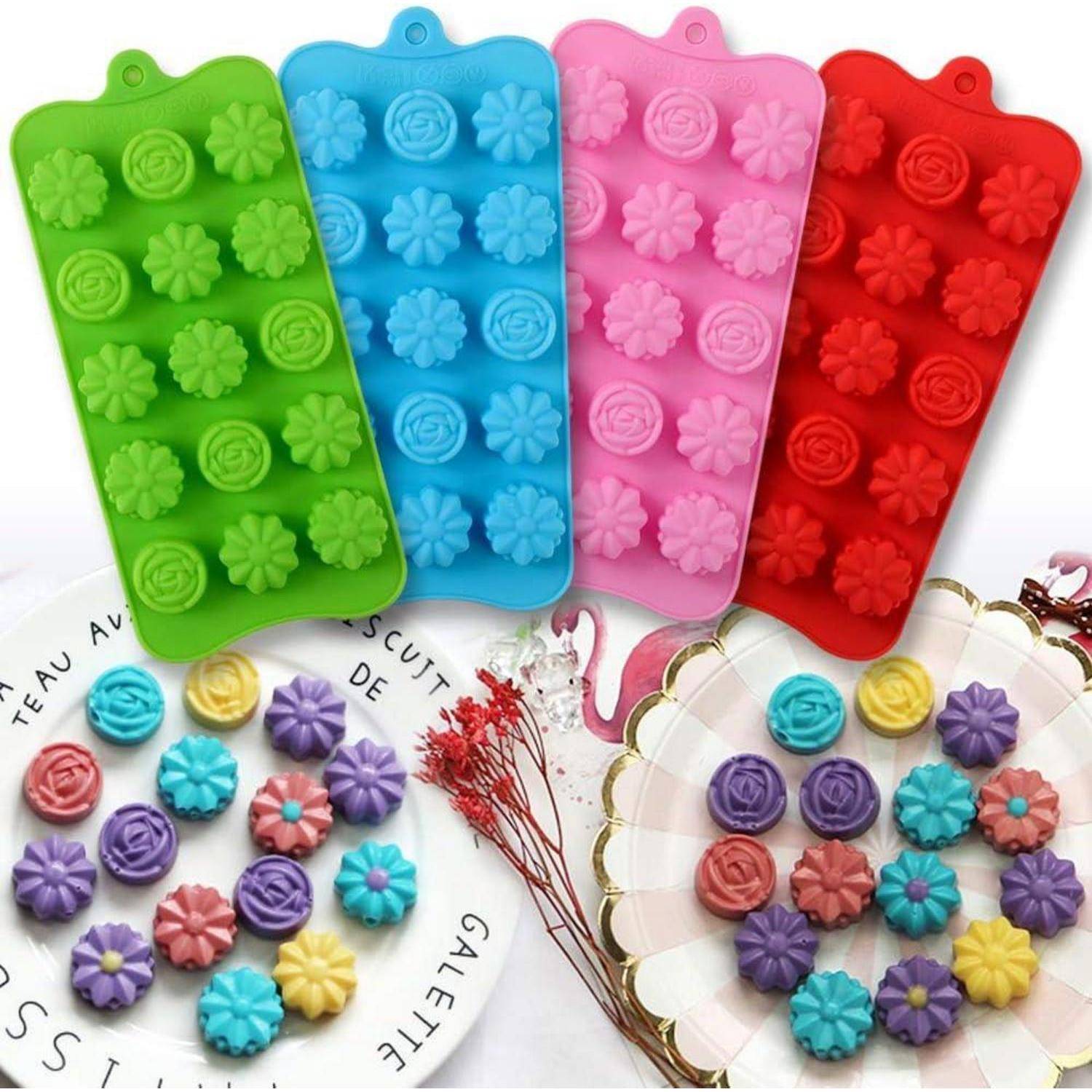Silikonformen mit Blumenmustern in Grün, Blau, Rosa und Rot. Präsentiert mit farbigen blumenförmigen Gebäckstücken auf Tellern.