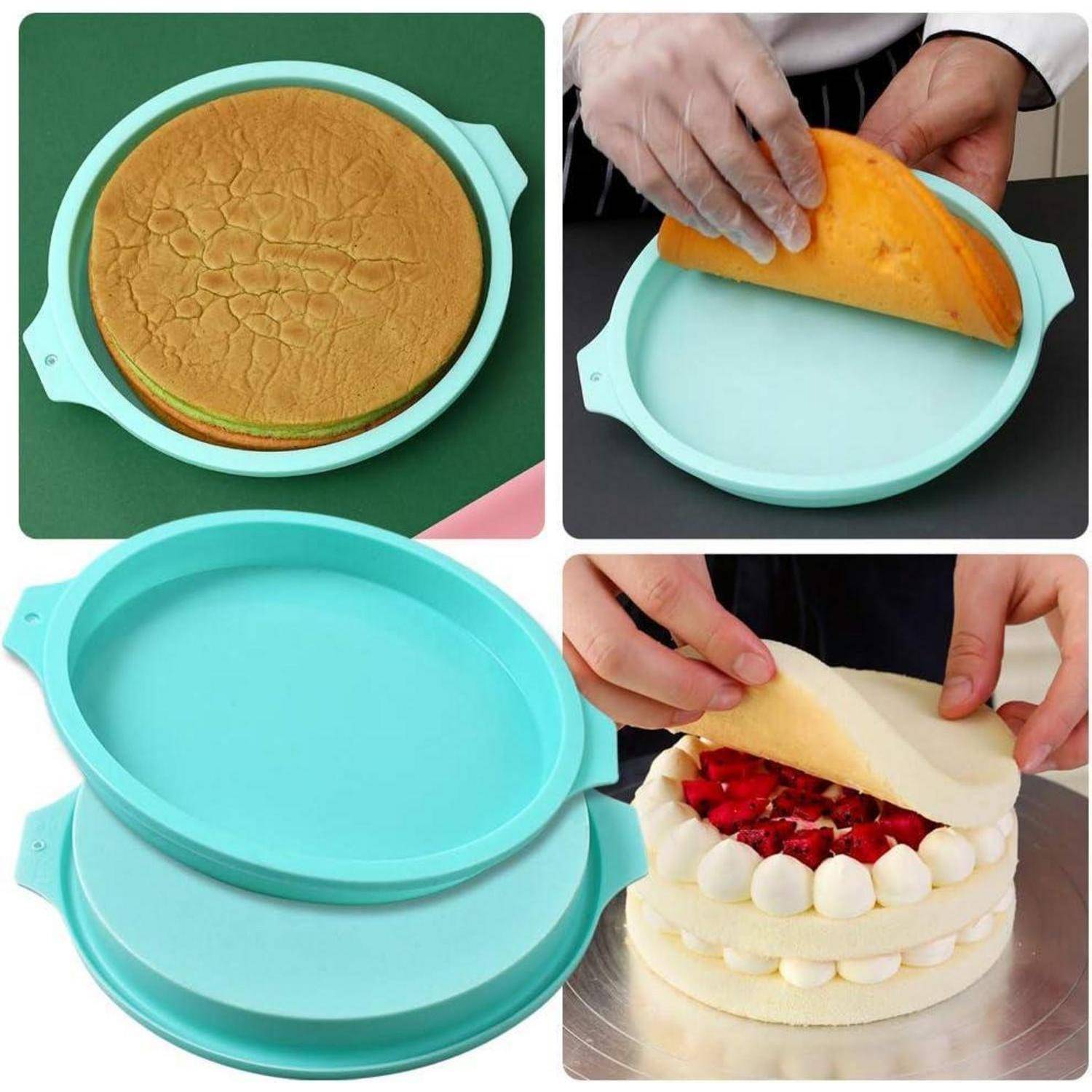 Oben links: Biskuittorte in einer blauen Form. Oben rechts: Hände, die den Kuchen aus der Form nehmen. Unten links: Leere blaue Form. Unten rechts: Kuchen, der mit Erdbeeren und Sahne dekoriert wird.