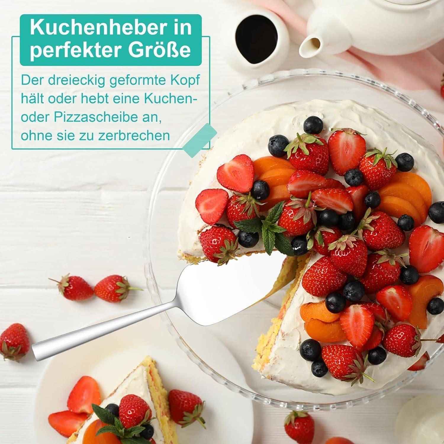 Ein Kuchenlöffel liegt neben einem Kuchen, der mit Erdbeeren, Blaubeeren und Minze belegt ist. Der deutsche Text betont die optimale Größe des Servers.