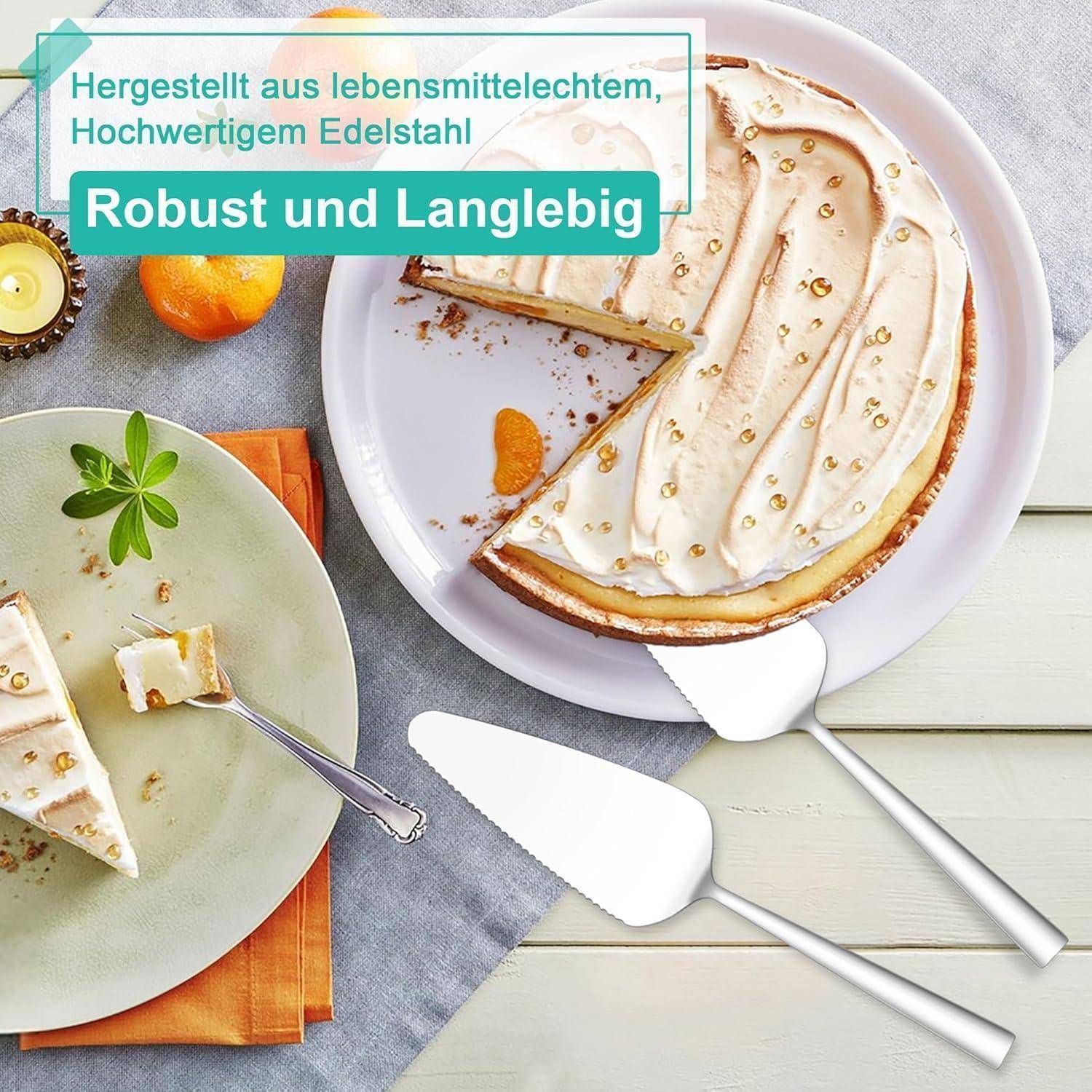 Eine cremige Torte mit einem herausgeschnittenen Stück, serviert mit Besteck auf einem Tisch. Text lautet: 'Hergestellt aus lebensmittelechtem, hochwertigem Edelstahl. Robust und langlebig.