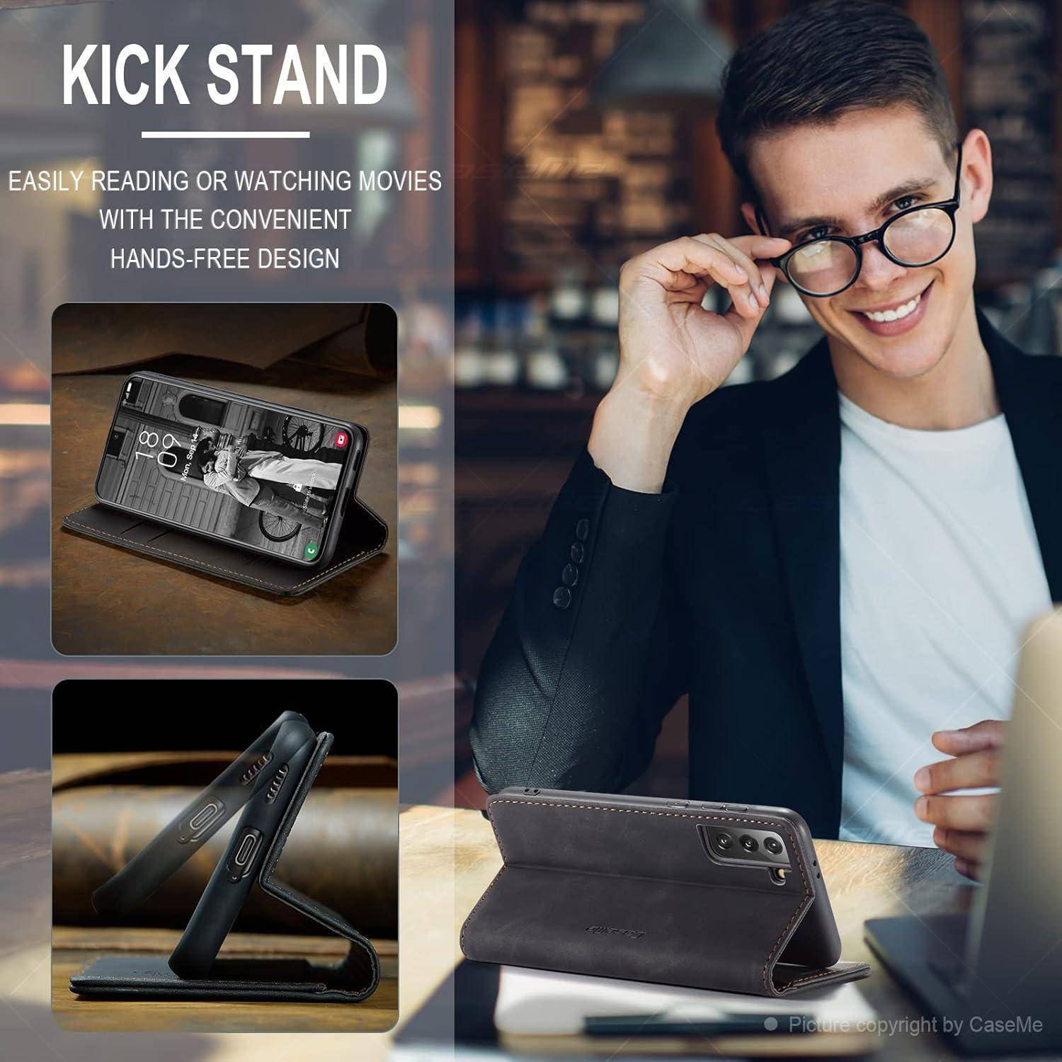 Mann lächelt, während er eine Brille hält, mit einem Bild eines Handyetuis in Ständerposition. Text lautet: 'Kick Stand - Einfaches Lesen oder Filmeschauen mit dem praktischen handyfreien Design.