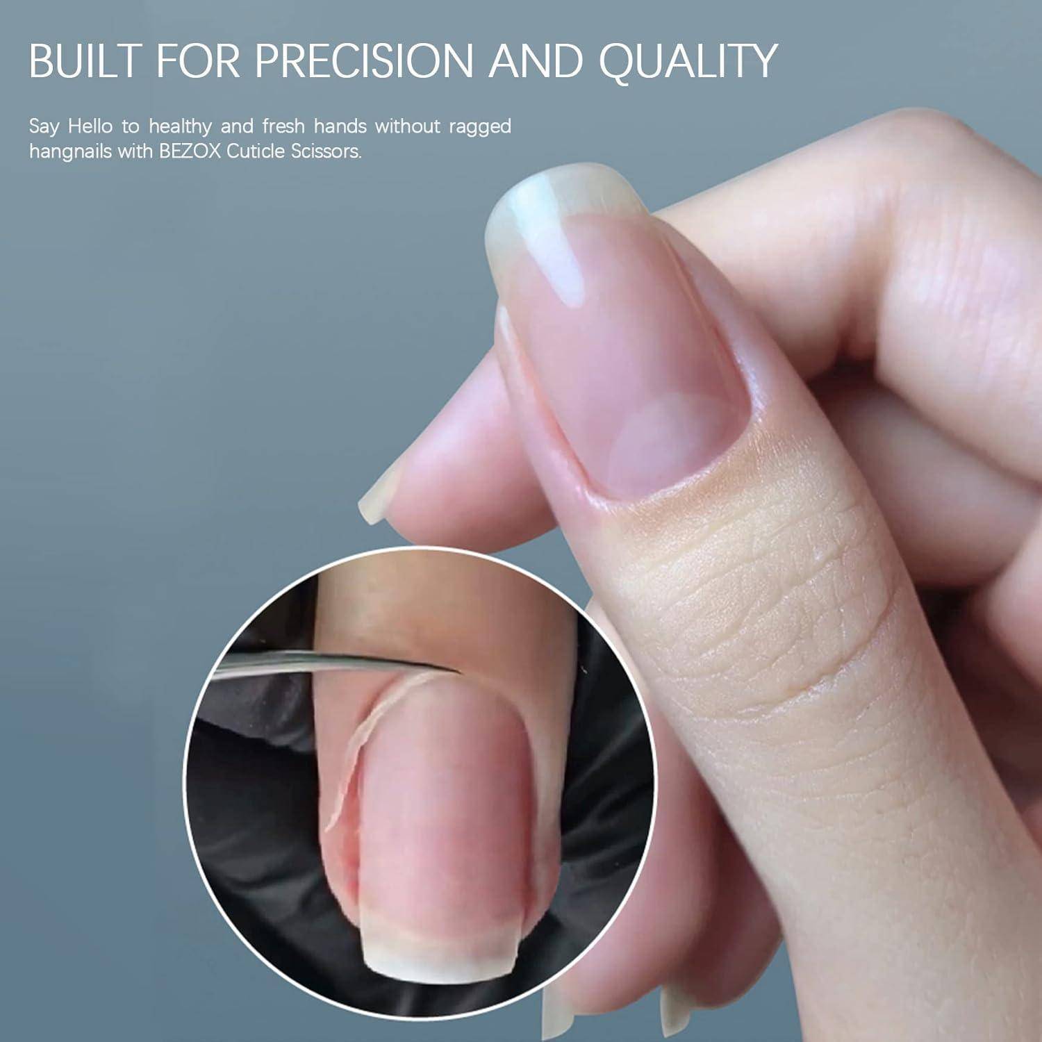 Eine Nahaufnahme einer Hand, die einen Fingernagel mit einer kleinen Schere beschneidet. Überlagerter Text: „Entwickelt für Präzision und Qualität.