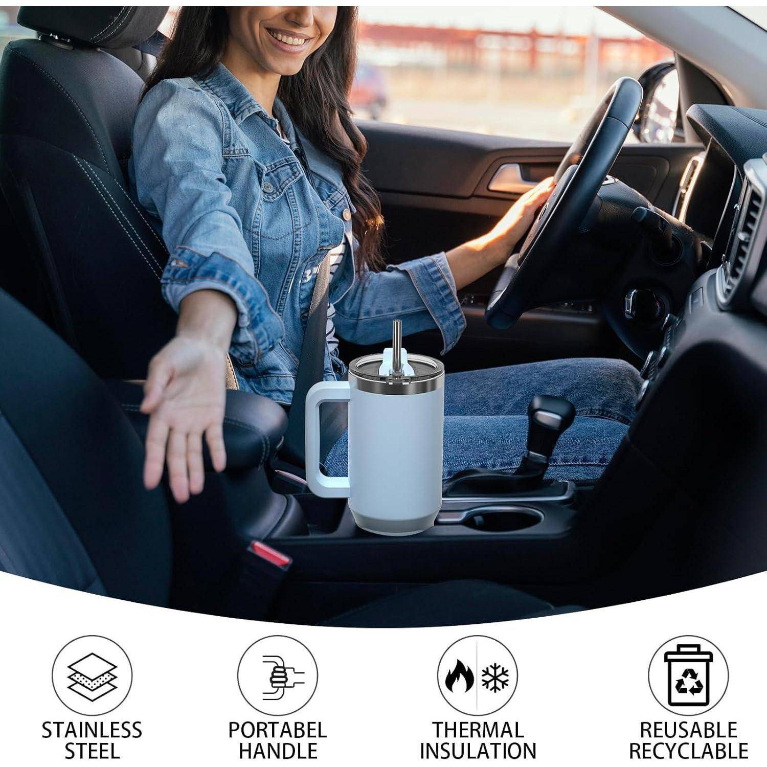 Eine Frau in einem Auto hält eine Reisebecher im Becherhalter. Merkmale am unteren Rand umfassen Edelstahl, tragbaren Griff, Wärmedämmung und Recycelbarkeit.