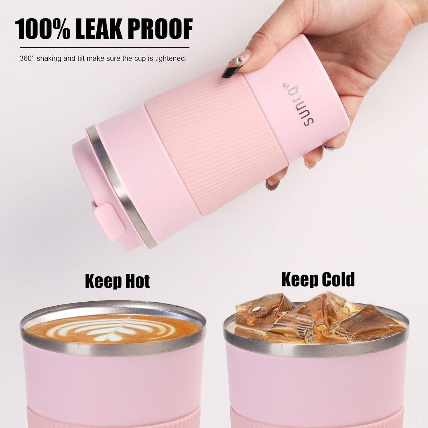 Hand hält einen rosa isolierten Becher mit der Aufschrift „100% auslaufsicher