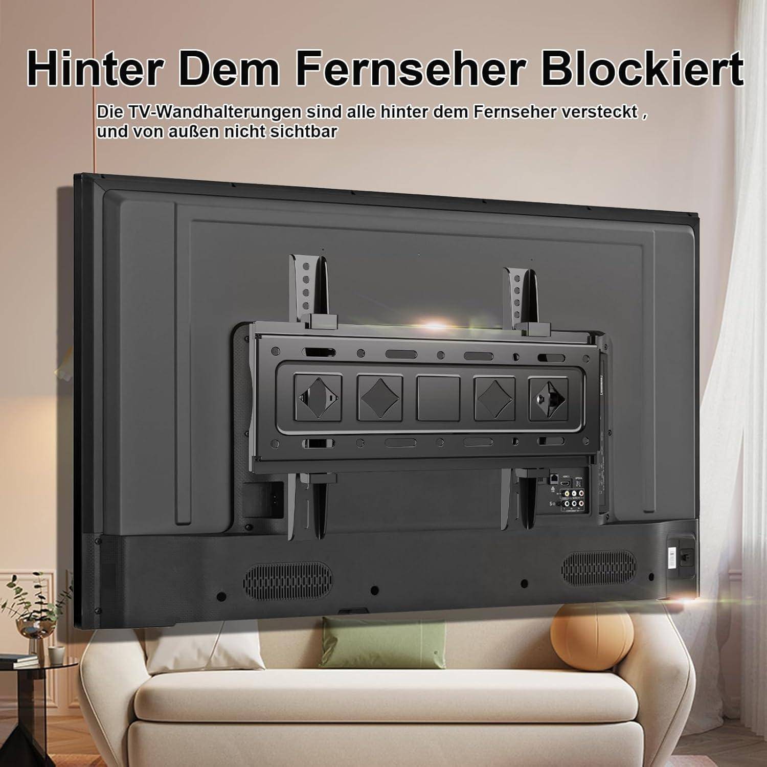 Ein Fernseher, der an einer Wand in einem Wohnzimmer montiert ist. Die Halterung ist hinter dem Fernseher verborgen und sorgt für ein aufgeräumtes Erscheinungsbild.