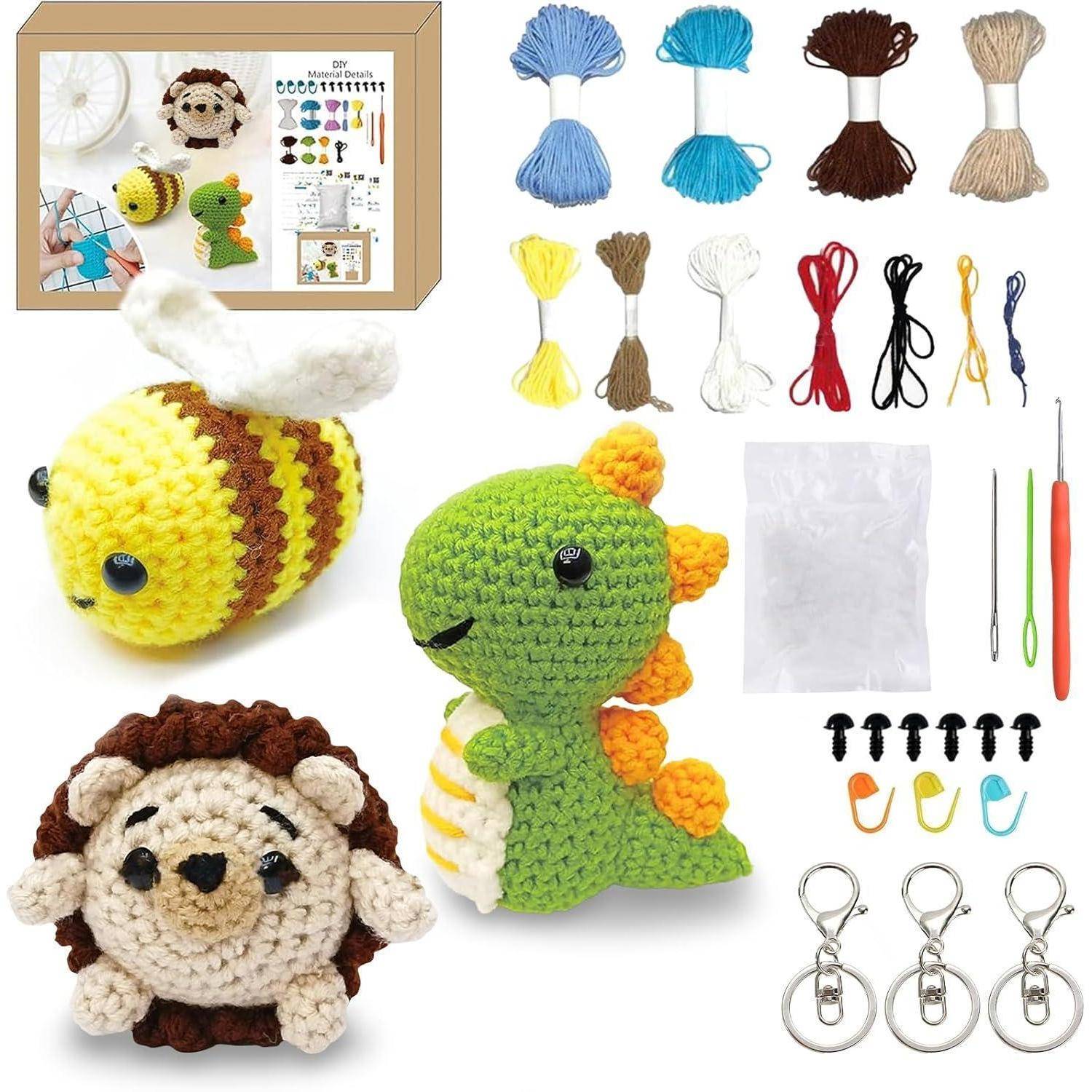 Häkel-Set-Bild mit Garn, Häkelnadeln, Nadeln, Augen und Zubehör. Zeigt fertiggestellte gehäkelte Spielzeuge wie Biene, Dinosaurier und Igel.