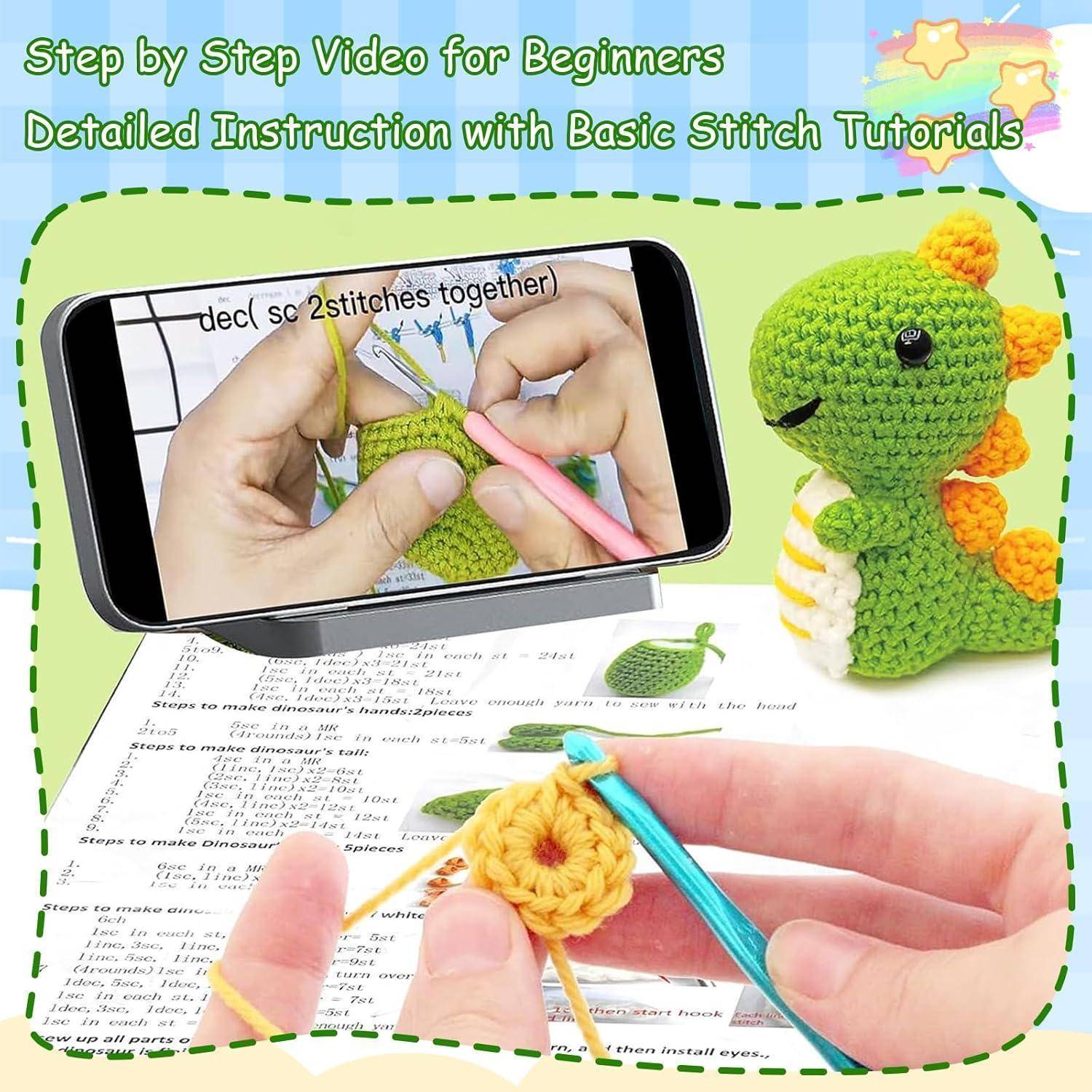 Schritt-für-Schritt-Video für Anfänger, detaillierte Anleitung mit grundlegenden Häkeltechniken.' Ein Video-Tutorial zeigt das Häkeln eines Dinosaurier-Spielzeugs.