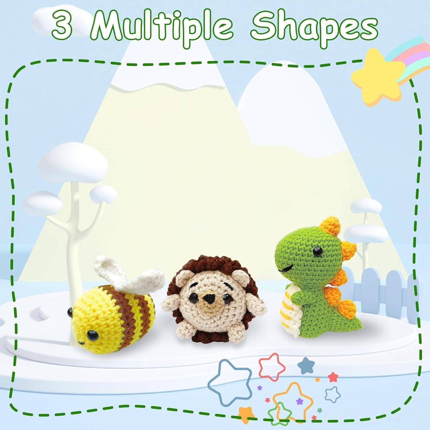 Drei gehäkelte Tierfiguren, darunter eine Biene, ein Igel und ein Dinosaurier, auf einem verschneiten Hintergrund, mit dem Text '3 Verschiedene Formen'.