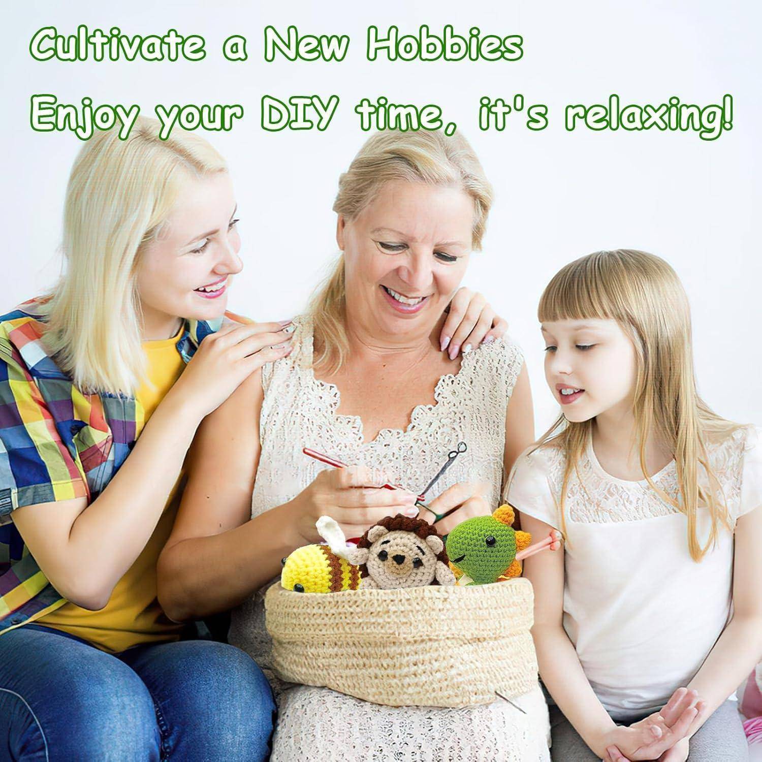 Eine Frau, die beim Sitzen mit zwei Kindern strickt, umgeben von Bastelmaterialien.