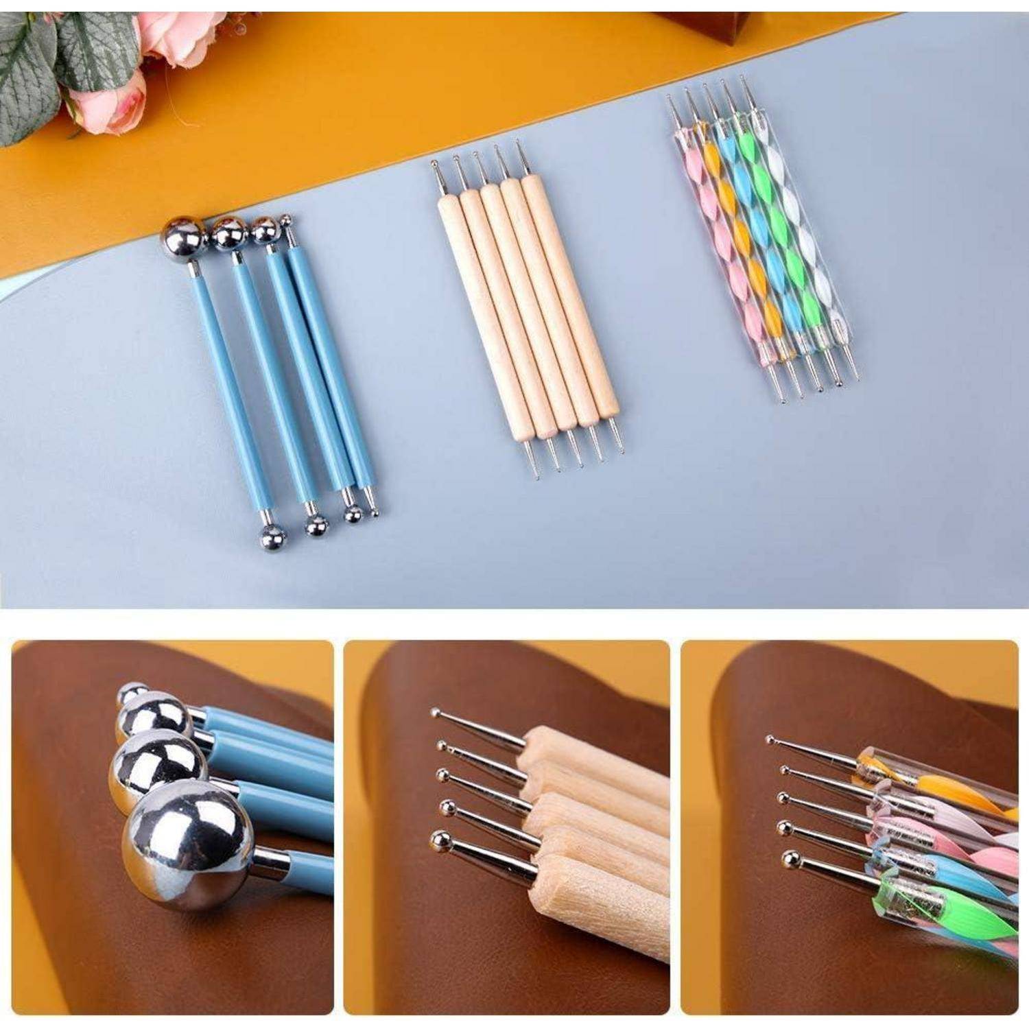 Werkzeuge auf einem Tisch mit blauen, holzfarbenen und mehrfarbigen Griffen, ausgestattet mit Metallspitzen für präzise Arbeiten. Detailaufnahmen im Folgenden.