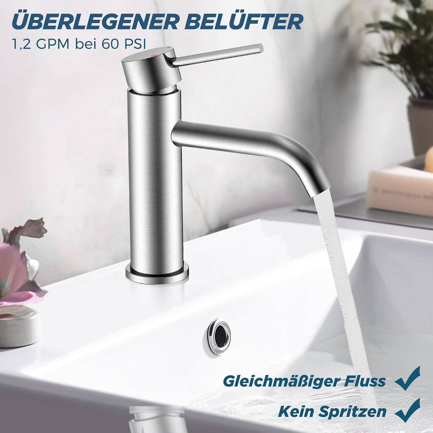 Ein moderner Wasserhahn mit fließendem Wasser in einem Waschbecken, beschriftet mit ‚Überlegener Belüfter 1.2 GPM bei 60 PSI'. Text hebt hervor ‚Gleichmäßiger Fluss' und ‚Kein Spritzen'.