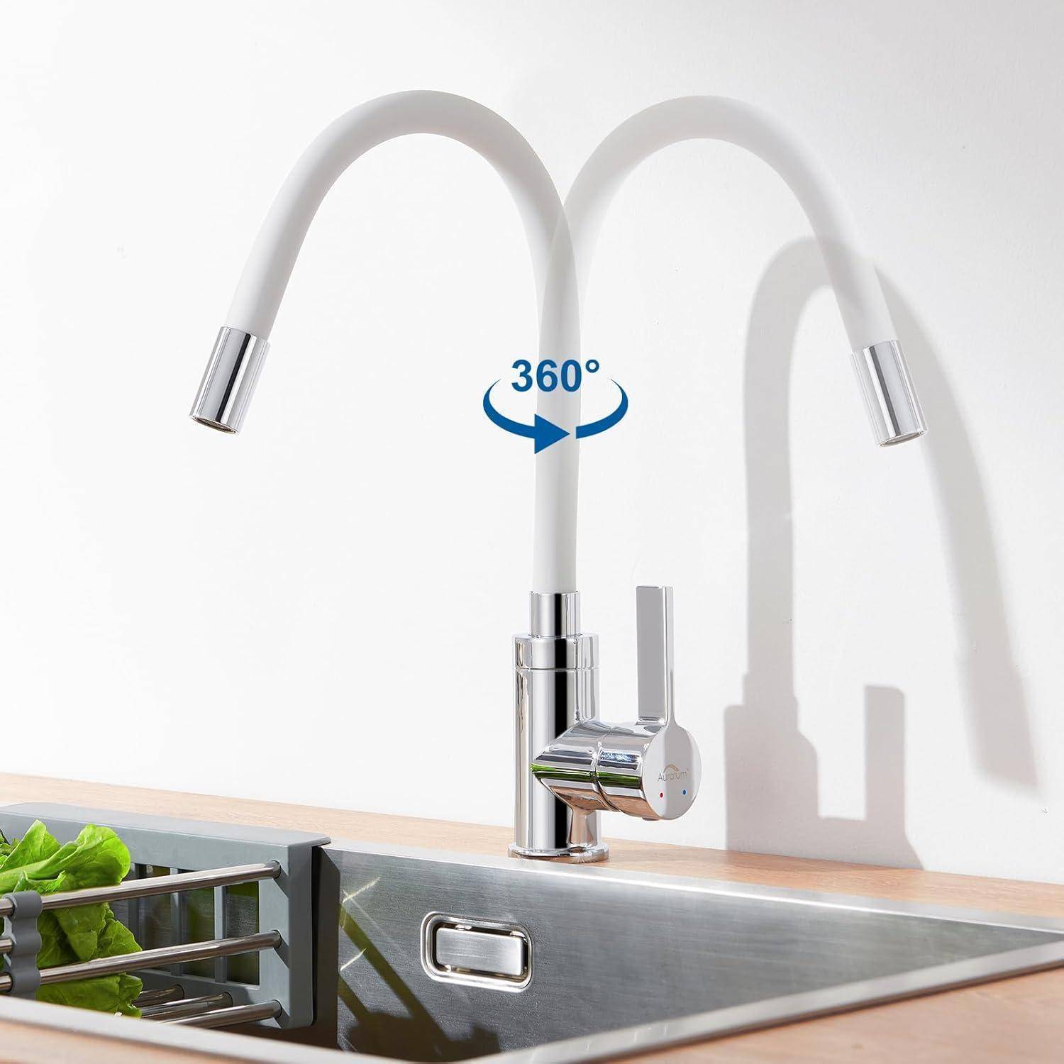 Ein weißer Küchenhahn mit flexiblem Hals über einem Waschbecken, mit einem Symbol für 360-Grad-Drehung. Frische Grünpflanzen befinden sich neben dem Waschbecken.