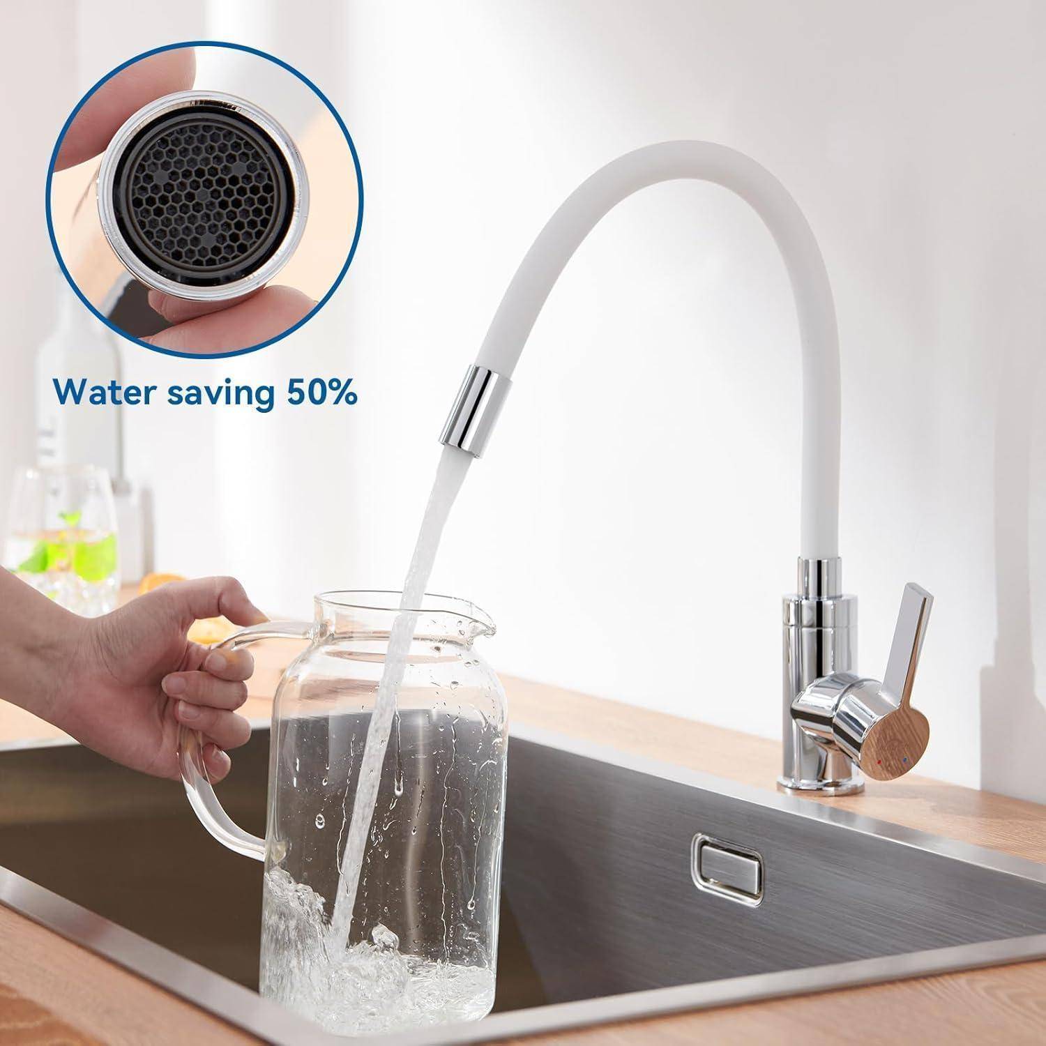 Eine Hand füllt einen Glaskrug mit Wasser aus einem weißen Wasserhahn, der mit „Wassereinsparung 50%