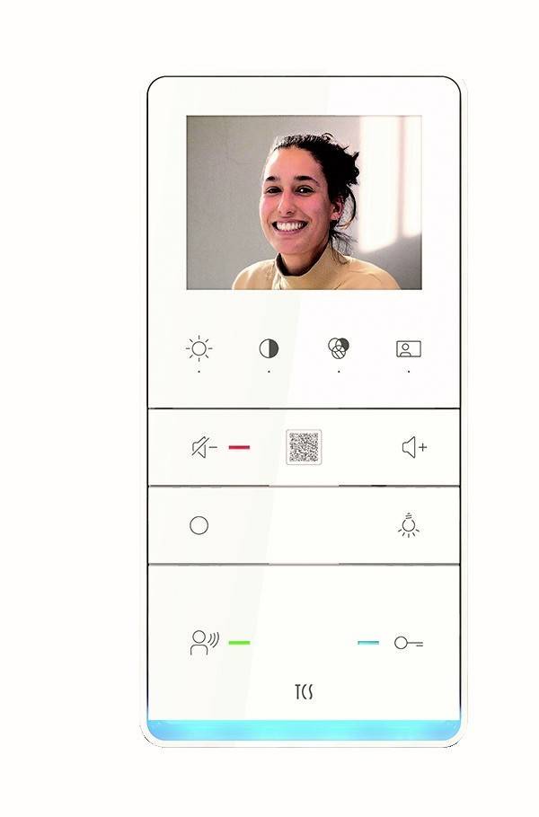 Lächelnde Frau auf Videobildschirm mit Steuerungstasten darunter für Helligkeit, Mikrofon, QR-Code, Lautstärke und Beleuchtungseinstellungen.