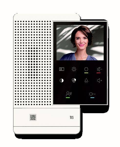 Ein an der Wand montierter Gegensprechanlage-Bildschirm, der das Bild einer Person zeigt, mit Symbolen darunter für Licht, Türöffnung, Einstellungen und Lautstärkeregelung.