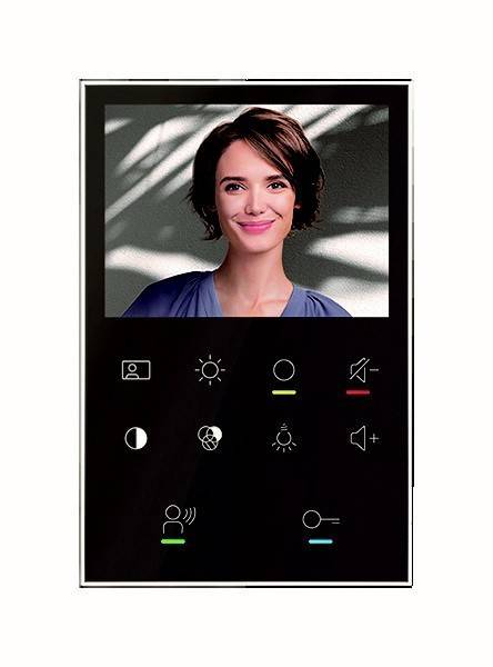 Ein Smartphone-Bildschirm, der einen Videoanruf mit einer lächelnden Person im oberen Bereich zeigt. Darunter befinden sich Symbole zum Anpassen von Helligkeit, Lautstärke und anderen Einstellungen.