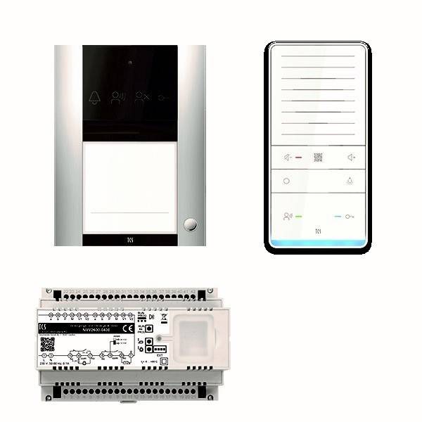Ein wandmontiertes Bedienfeld, ein Smartphone mit einer Benutzeroberfläche mit Schiebereglern und Symbolen sowie ein elektrisches Modul mit technischen Bezeichnungen.