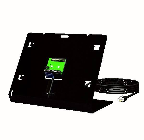 Ein schwarzer Ständer hält eine kleine grüne Leiterplatte, die mit einem langen schwarzen Ethernet-Kabel verbunden ist und einen technischen Aufbau oder Gerätegebrauch andeutet.