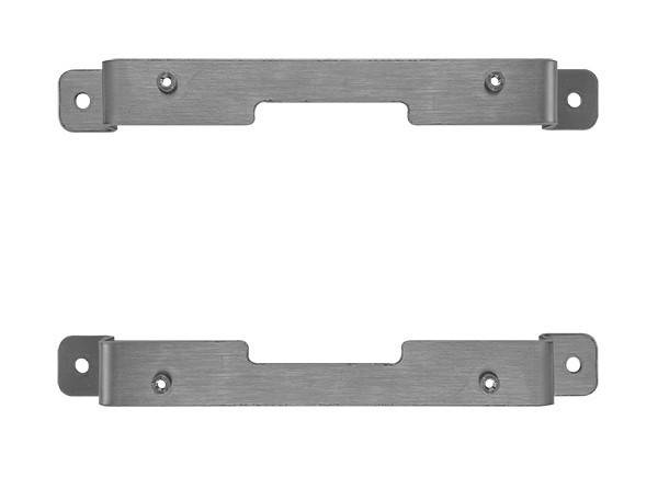 Metallhalterung mit vier Schraublöchern, symmetrischem Design und einer rechteckigen Mittelöffnung, die auf einem weißen Hintergrund liegt.