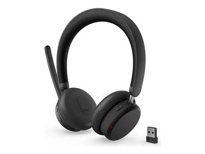 Ein schwarzes Over-Ear-Headset mit angebrachtem Mikrofon und USB-Adapter wird präsentiert, das kabellose Audioausrüstung demonstriert.