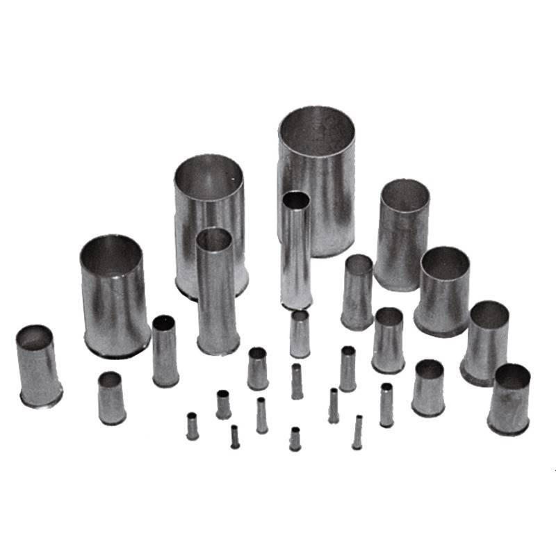 Verschiedene metallische zylindrische Hülsen und Rohre unterschiedlicher Größen in Reihen angeordnet, die Vielfalt in Abmessungen und potenziellen Verwendungsmöglichkeiten zeigen.