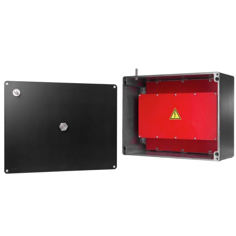 Ein schwarzes Metallgehäuse für elektrische Komponenten ist geöffnet und zeigt eine rote Komponente mit einem gelben Warndreieck im Inneren. Der Deckel des Gehäuses befindet sich links.