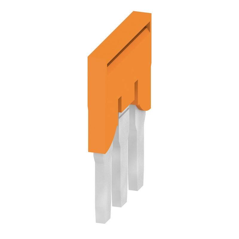 Orangefarbener Plastik-Jumper mit drei Metallstiften, verwendet für elektrische Schaltungsverbindungen, steht auf einer weißen Oberfläche.