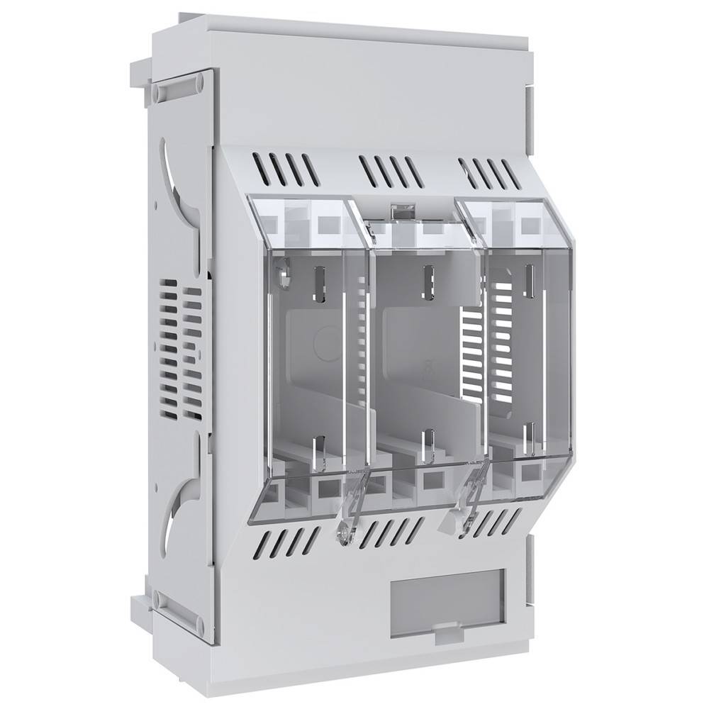 Ein dreiphasiger elektrischer Schaltschrank mit drei transparenten Abteilen für Leistungsschalter, wobei jedes Abteil einen Bedienungsgriff besitzt.