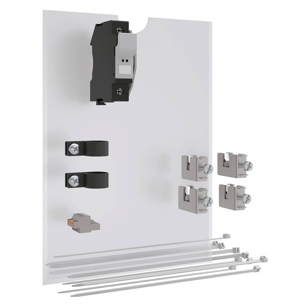 Elektrische Schalttafelkomponenten, die auf weißem Hintergrund präsentiert werden, einschließlich eines schwarzen Leitungsschutzschalters, Schrauben, Halterungen und Kabelbindern.