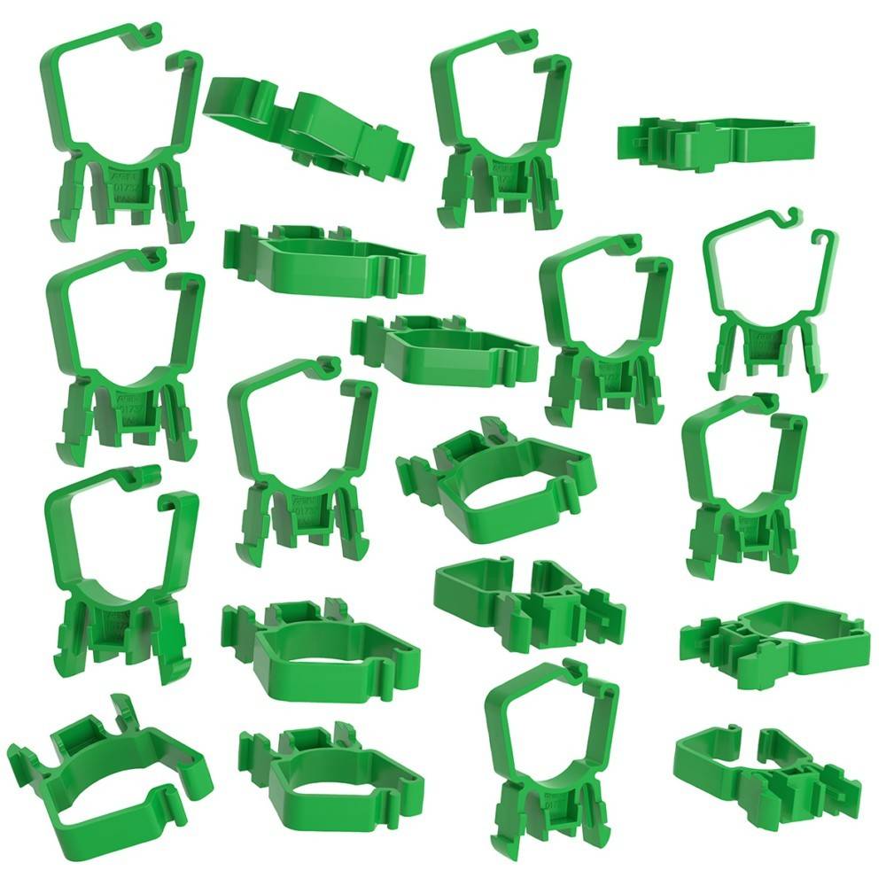 Eine Reihe von grünen Plastikklammern in verschiedenen Formen und Größen, die über einen weißen Hintergrund verstreut sind.