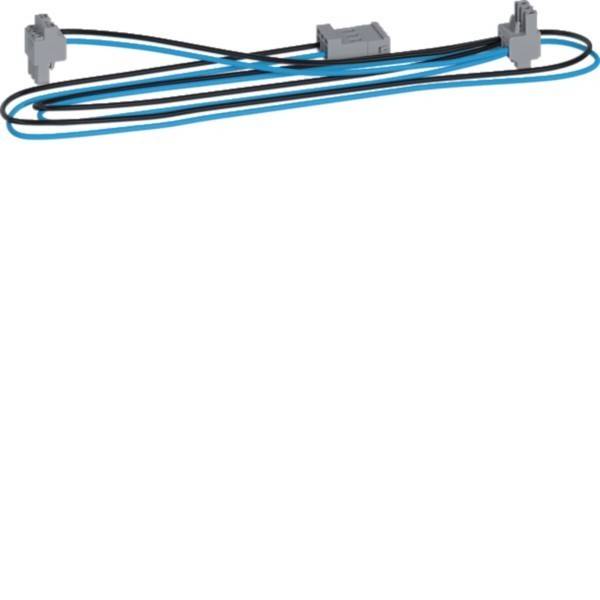 Ein schwarzes und blaues Ethernet-Kabel mit Anschlüssen an beiden Enden, das vor einem einfarbigen weißen Hintergrund positioniert ist.