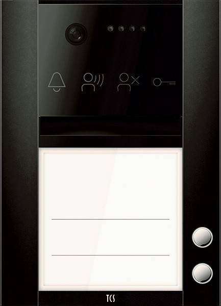 Ein schwarzes Gegensprechanlage-Panel mit Icons für Benachrichtigung, Person und Einstellungen unterhalb einer Kameralinse. Es gibt ein weißes leeres Etikett und einen silbernen Knopf.