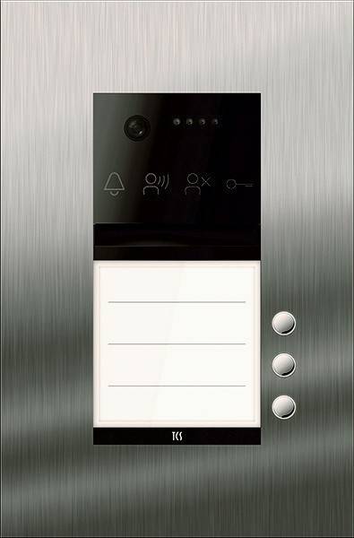 Ein metallisches Gegensprechanlage-Panel mit einer Kamera, Mikrofon, Lautsprecher-Symbolen und drei Tasten rechts. Vier leere Linien zur Beschriftung sind zu sehen.