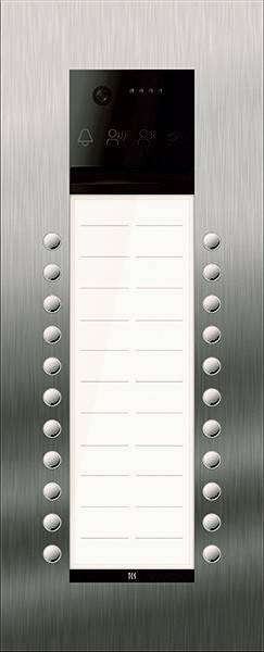 Ein metallisches Gegensprechanlage-Panel mit einem Raster aus leeren beschrifteten Feldern und kreisförmigen Tasten auf beiden Seiten.