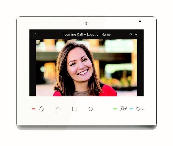 Bildschirm zeigt einen eingehenden Anruf mit einer lächelnden Frau auf dem Bildschirm. Steuerungen zum Annehmen oder Ablehnen des Anrufs sind darunter sichtbar.