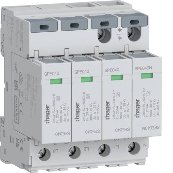 Vier verbundene Hager Überspannungsschutzgeräte mit den Bezeichnungen 'SPE040' und 'SPE040N', deren technische Spezifikationen sichtbar sind und die für elektrische Sicherheit verwendet werden.