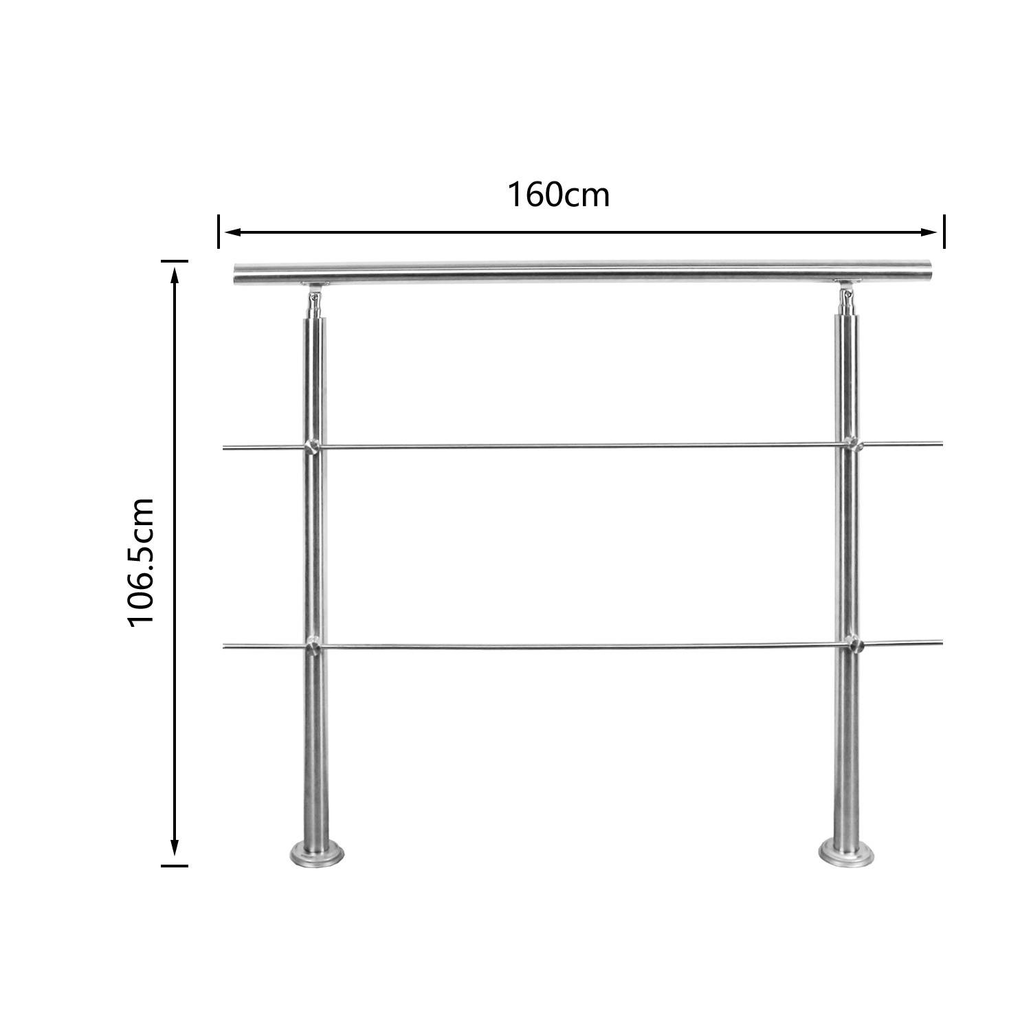Ein Metallgeländer mit einer Breite von 160 cm und einer Höhe von 106,5 cm, das horizontale Streben aufweist und von vertikalen Stützen getragen wird.